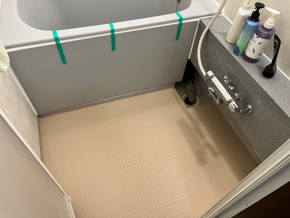 三豊市三野町で、ユニットバスの床張替え工事が行いました！長年...
